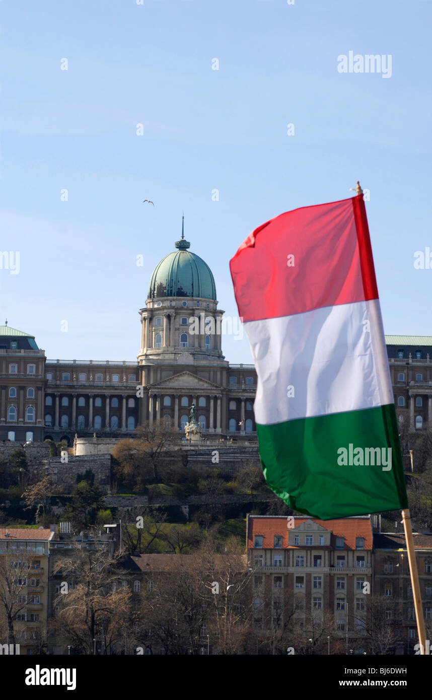 Il Palazzo Reale e la bandiera nazionale Budapest Ungheria Europa Foto Stock