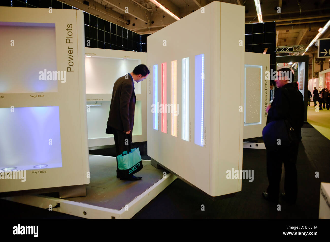 Parigi, Francia, uomini d'affari in visita, Construction Equipment Trade Show, LED Lighting Company Display, Foire Exposition, luci energia sostenibile Foto Stock