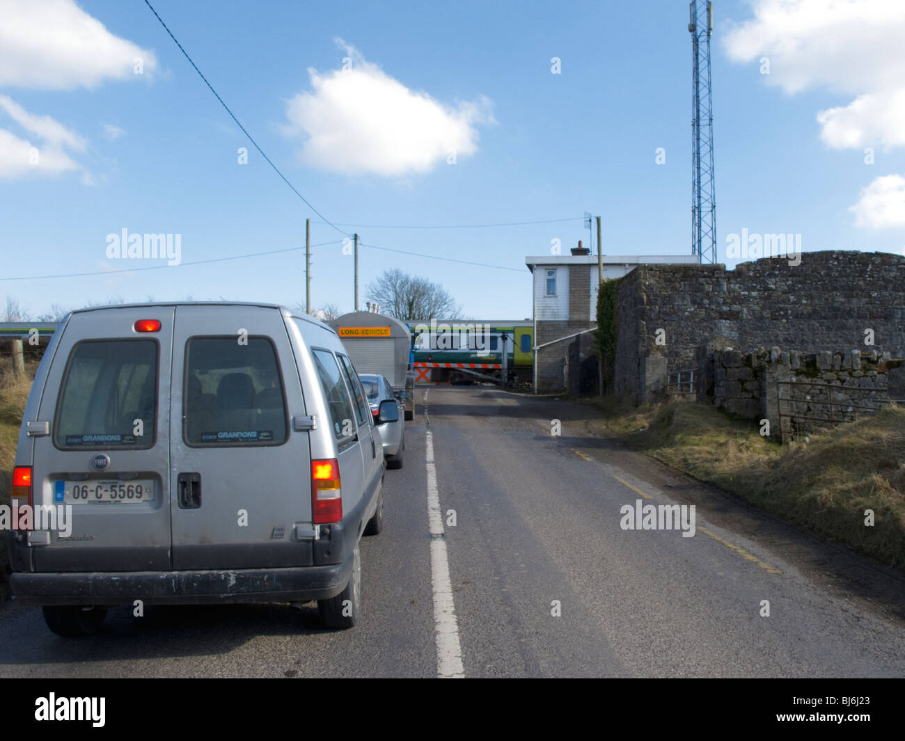 Automobili in attesa al passaggio a livello, County Limerick Irlanda Foto Stock