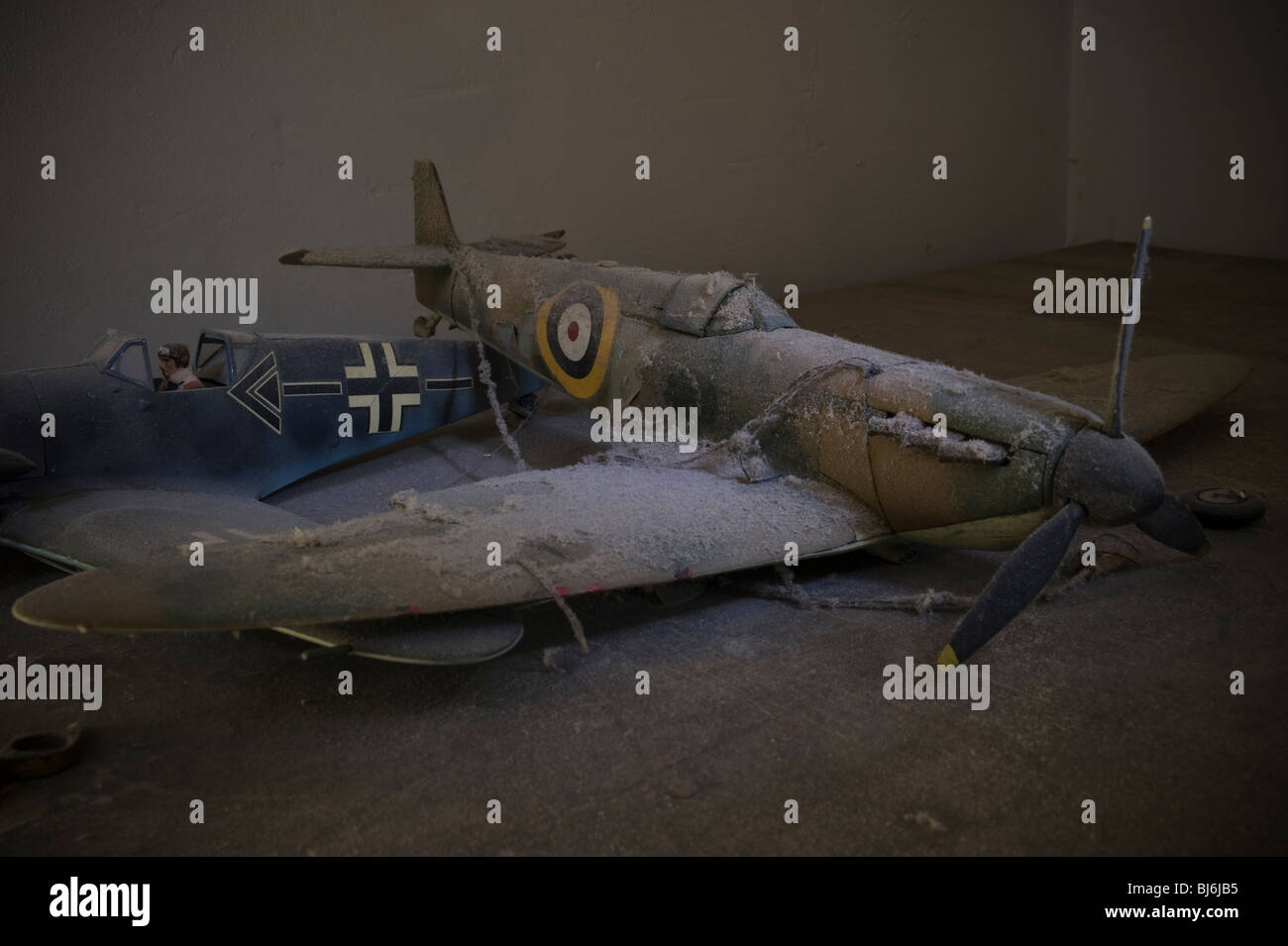 Modelli in scala di uno Spitfire e Messerschmidt 109 coperti di polvere e dimenticato Foto Stock