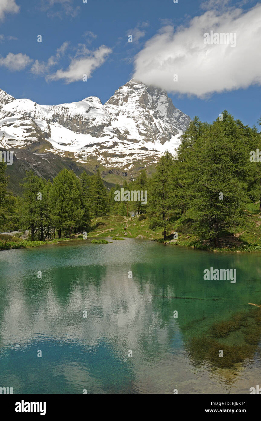 Il Lago Blu o il lago blu a Valtournenche Italia con la vetta del Cervino o il Cervino in background Foto Stock