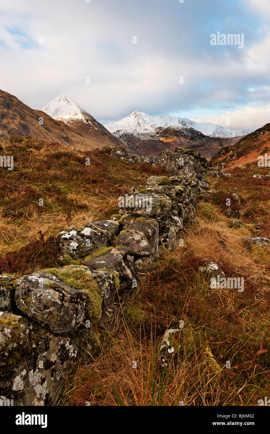 La Sella e Faochag dalla battaglia di Glen Shiel sito, Highland, Scotland, Regno Unito. Foto Stock