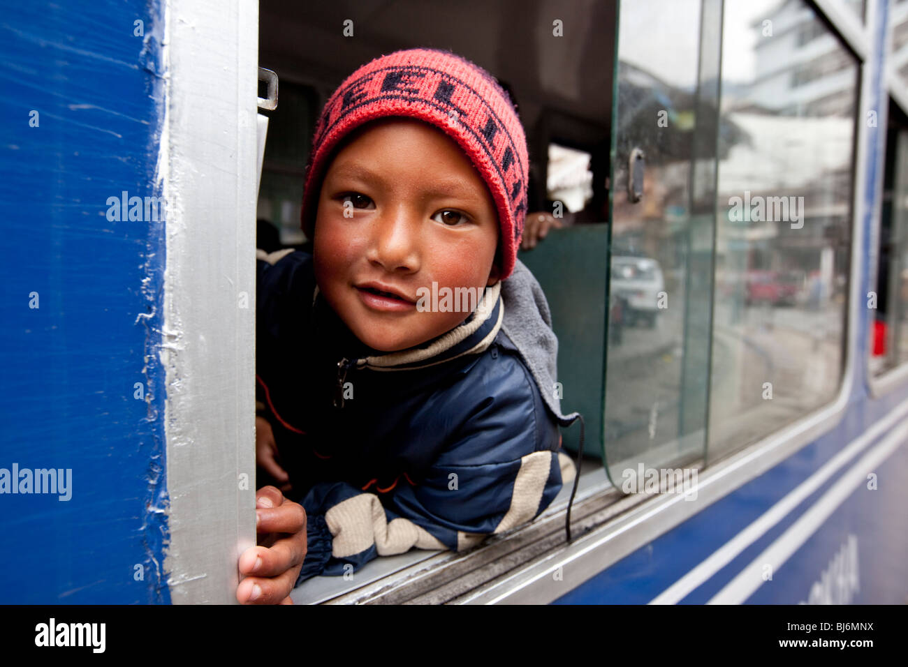 Ragazzo del Darjeeling Himalayan Railway Toy Train di Darjeeling in India Foto Stock