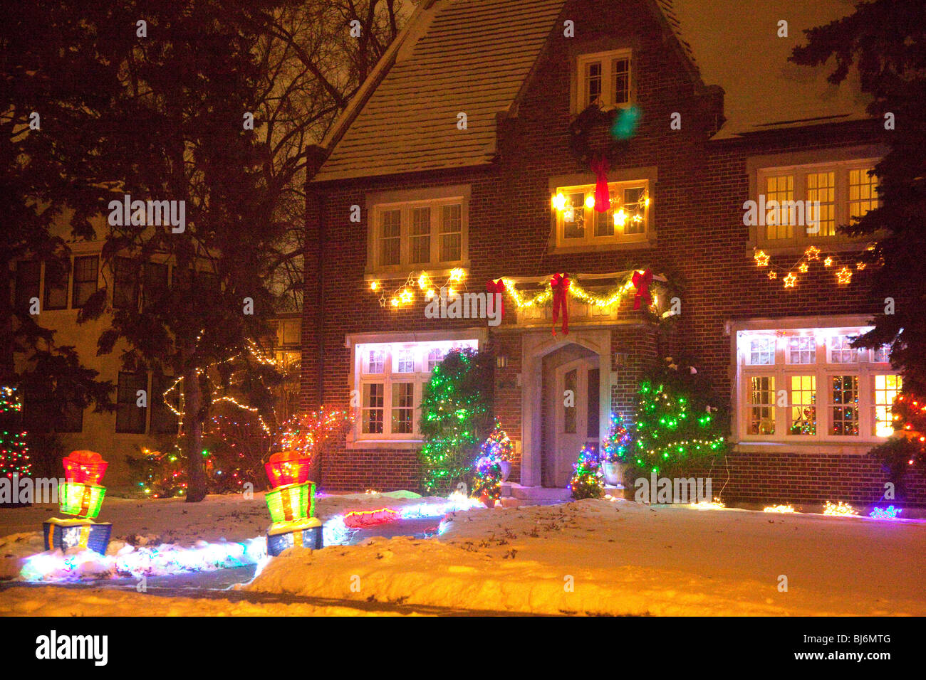 Casa decorata con outdoor luci di Natale di notte. St Paul Minnesota USA Foto Stock