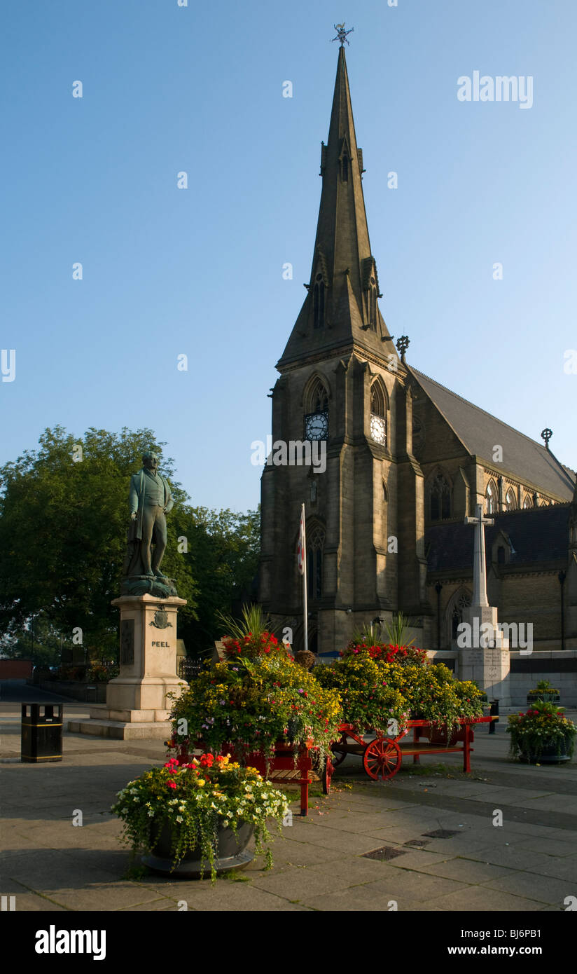 Chiesa di Santa Maria Vergine e la statua di Robert Peel, dal luogo di mercato, Bury, Greater Manchester, Inghilterra, Regno Unito Foto Stock