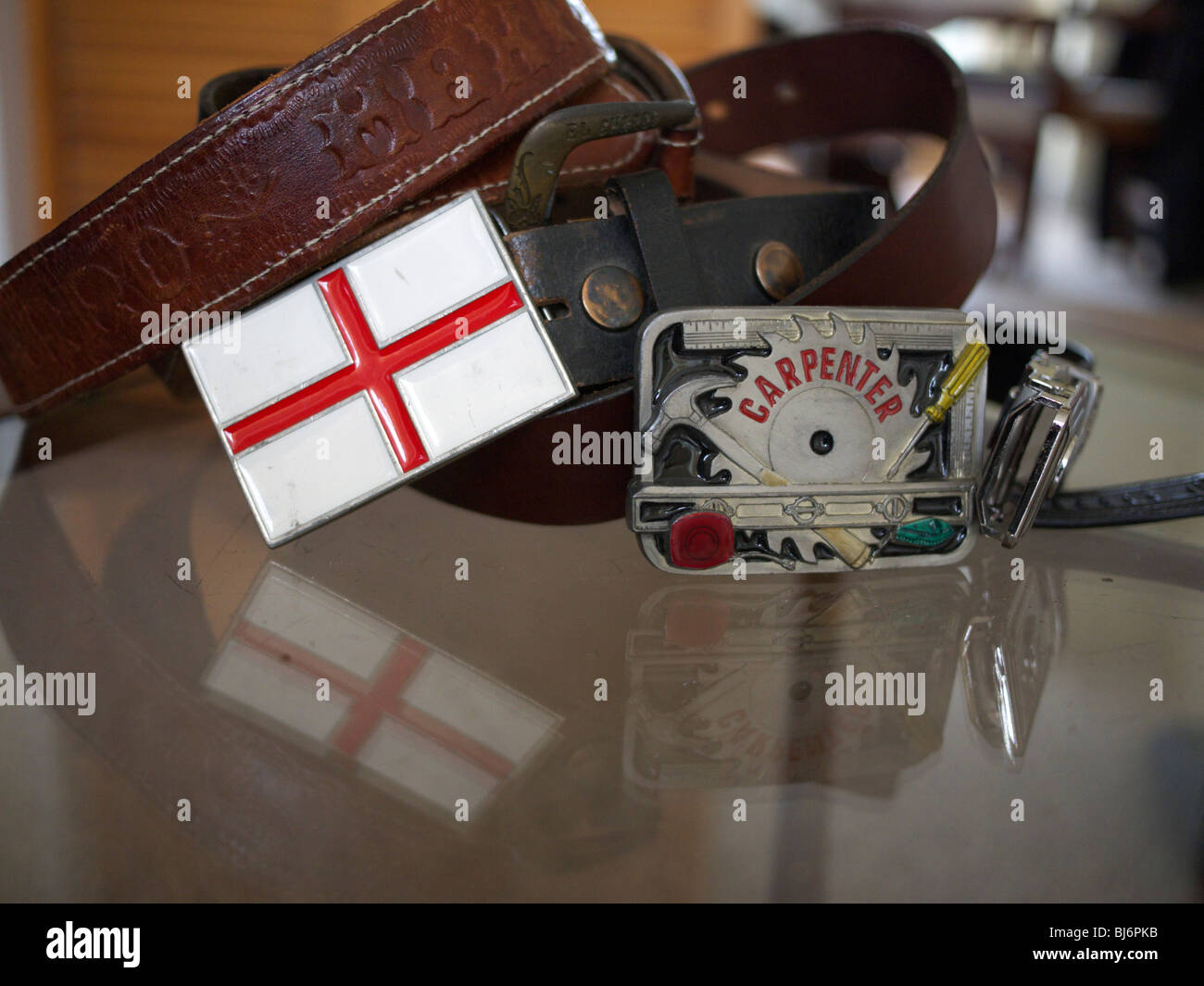 Metallo e pelle fibbie della cintura di sicurezza posteriore, Inghilterra,  Regno Unito Foto stock - Alamy