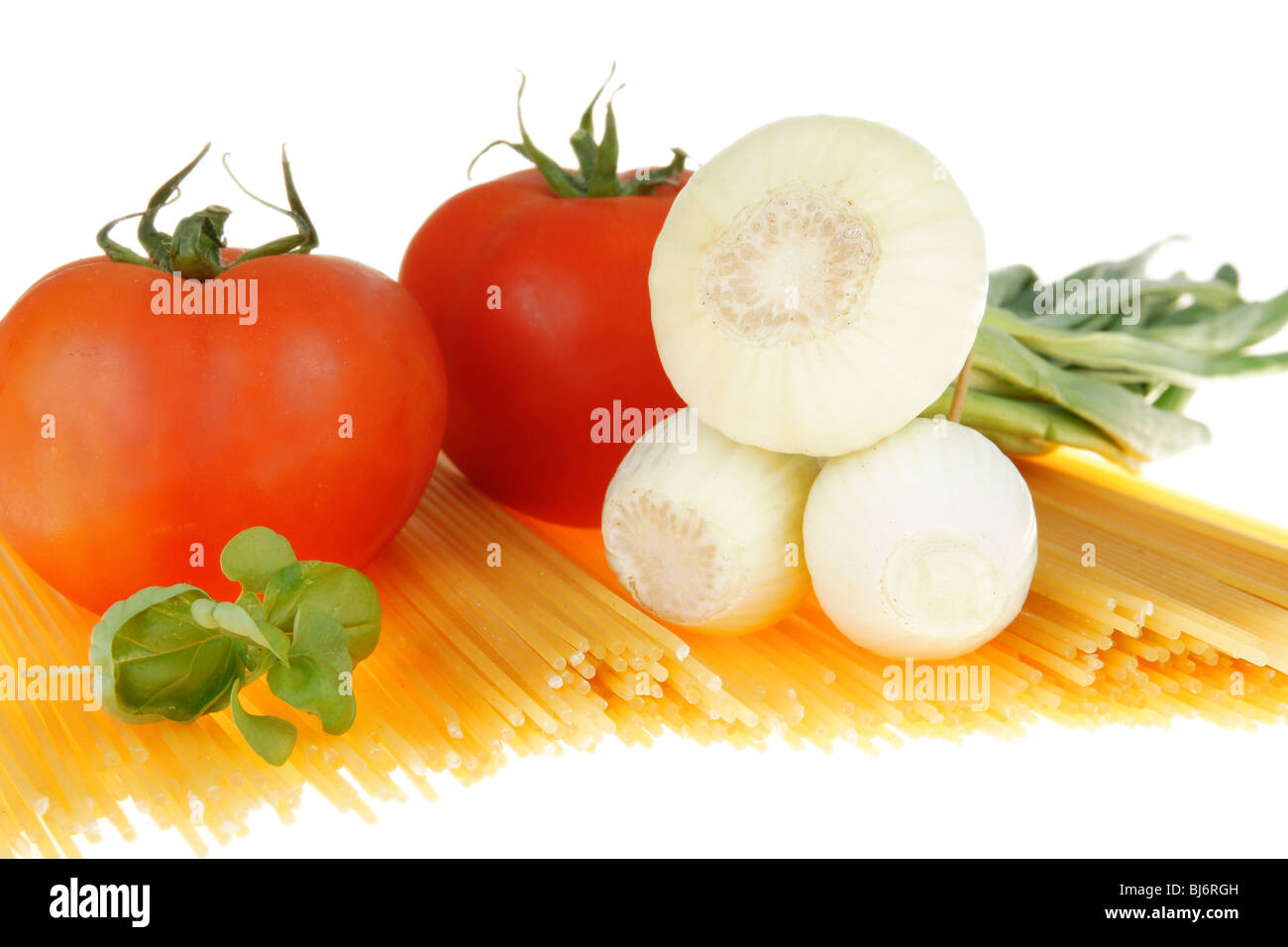 Pasta di cipolla pomodoro e basilico close-up. Foto Stock