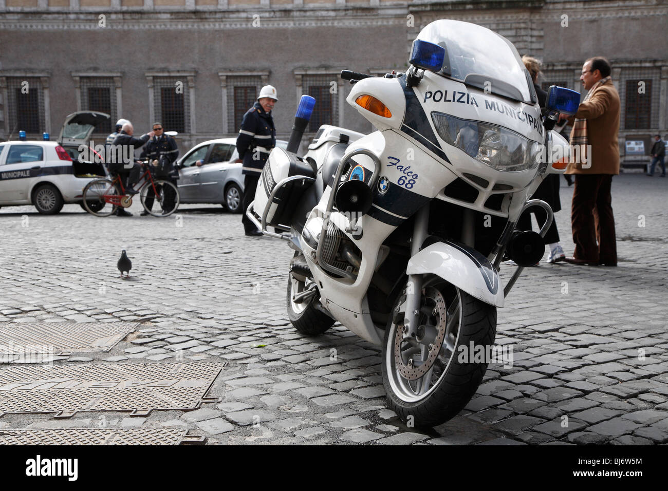 Roma Metropolitan Police moto parcheggiata in Piazza Farnese Foto Stock