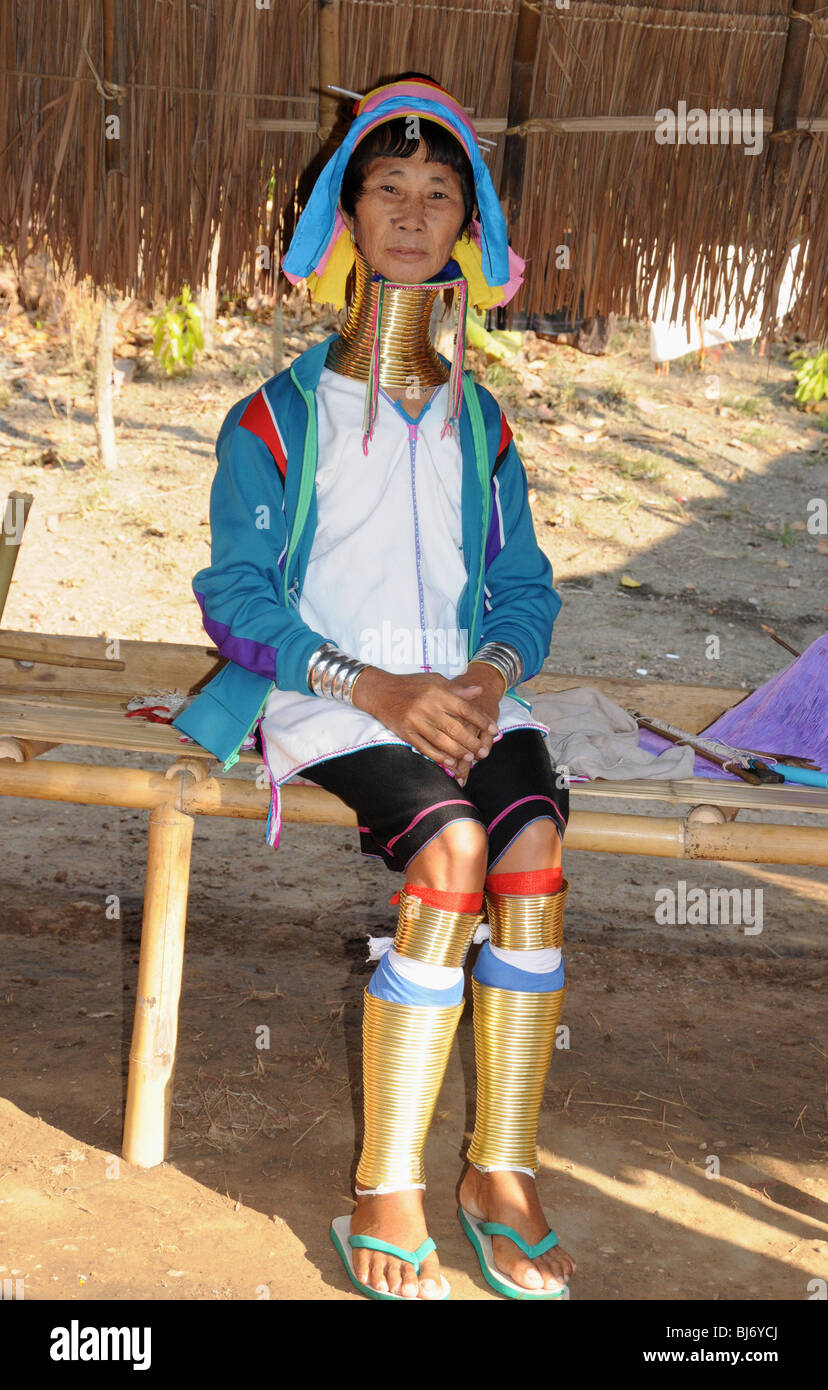 Una donna della tribù Karen, noto come a collo lungo le donne a causa della loro abitudine di utilizzare bande metalliche intorno ai loro colli. Foto Stock