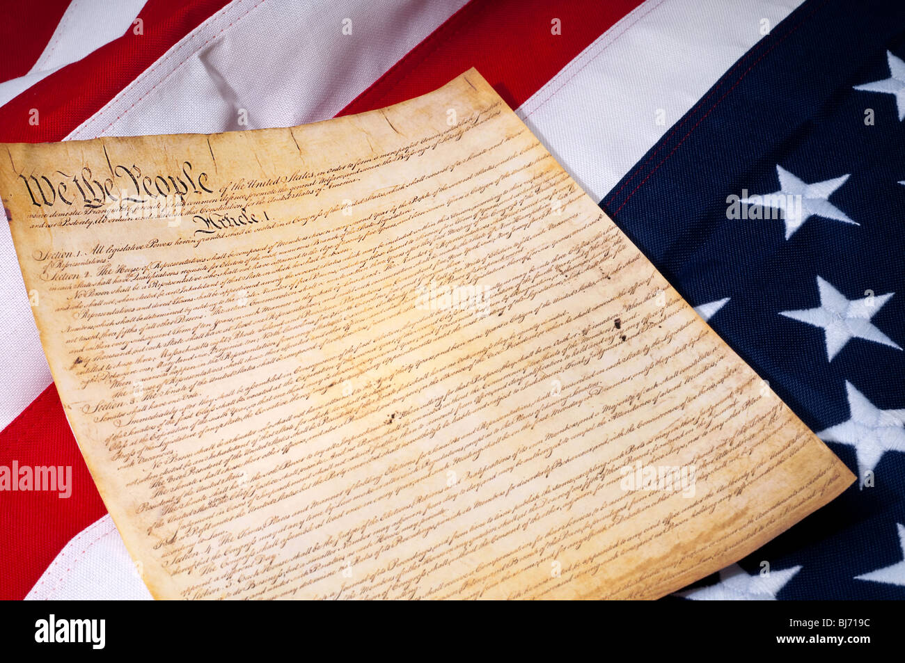 La prima pagina della costituzione americana sulla bandiera americana Foto Stock