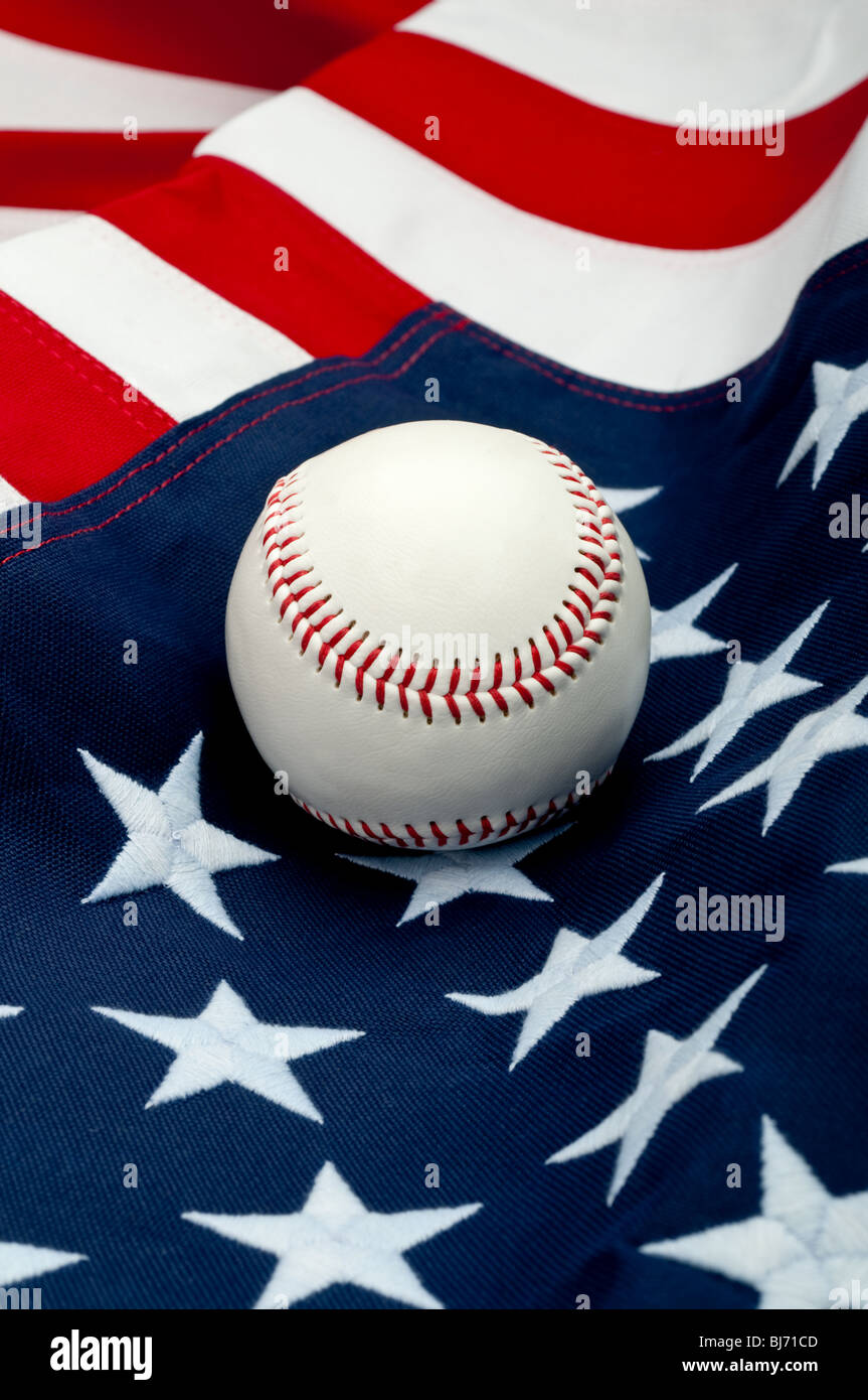 Un baseball bianco sulla bandiera americana Foto Stock