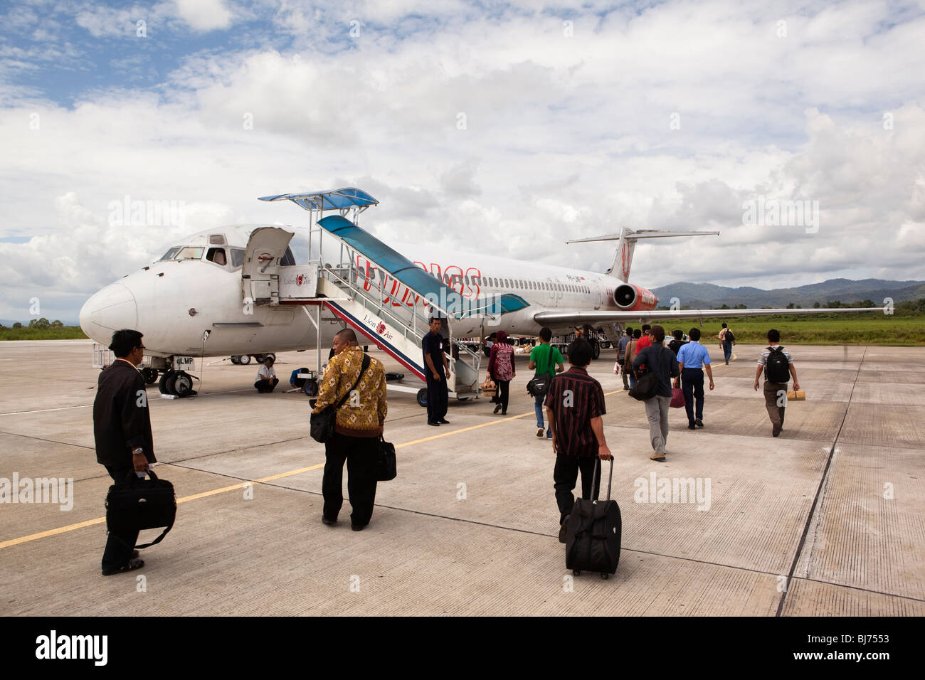 Indonesia Sulawesi, Kendari aeroporto di imbarco di passeggeri, Wings Air, piano locale di Makassar Foto Stock