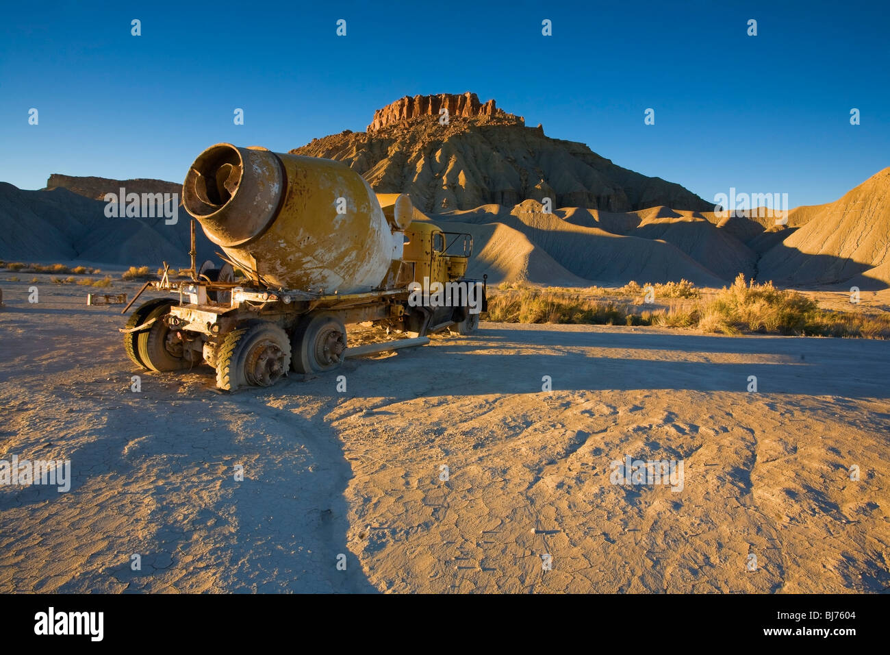 Cemento relitto del carrello nel deserto, verticale, Utah, Stati Uniti d'America Foto Stock