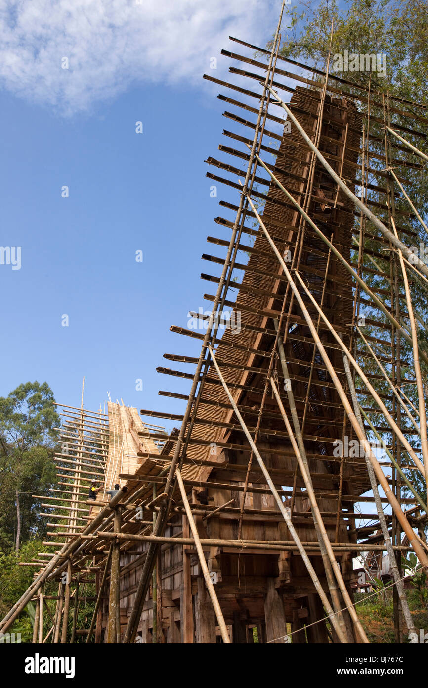 Indonesia Sulawesi, Tana Toraja, Bebo, tongkonan casa essendo costruito con le tradizionali tecniche di costruzione Foto Stock