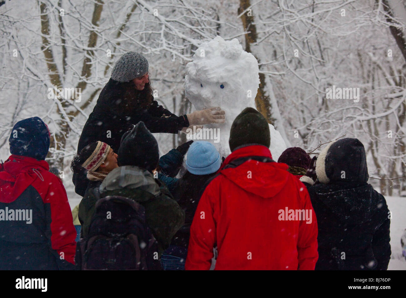 Costruire un pupazzo di neve a Central Park di New York City Foto Stock