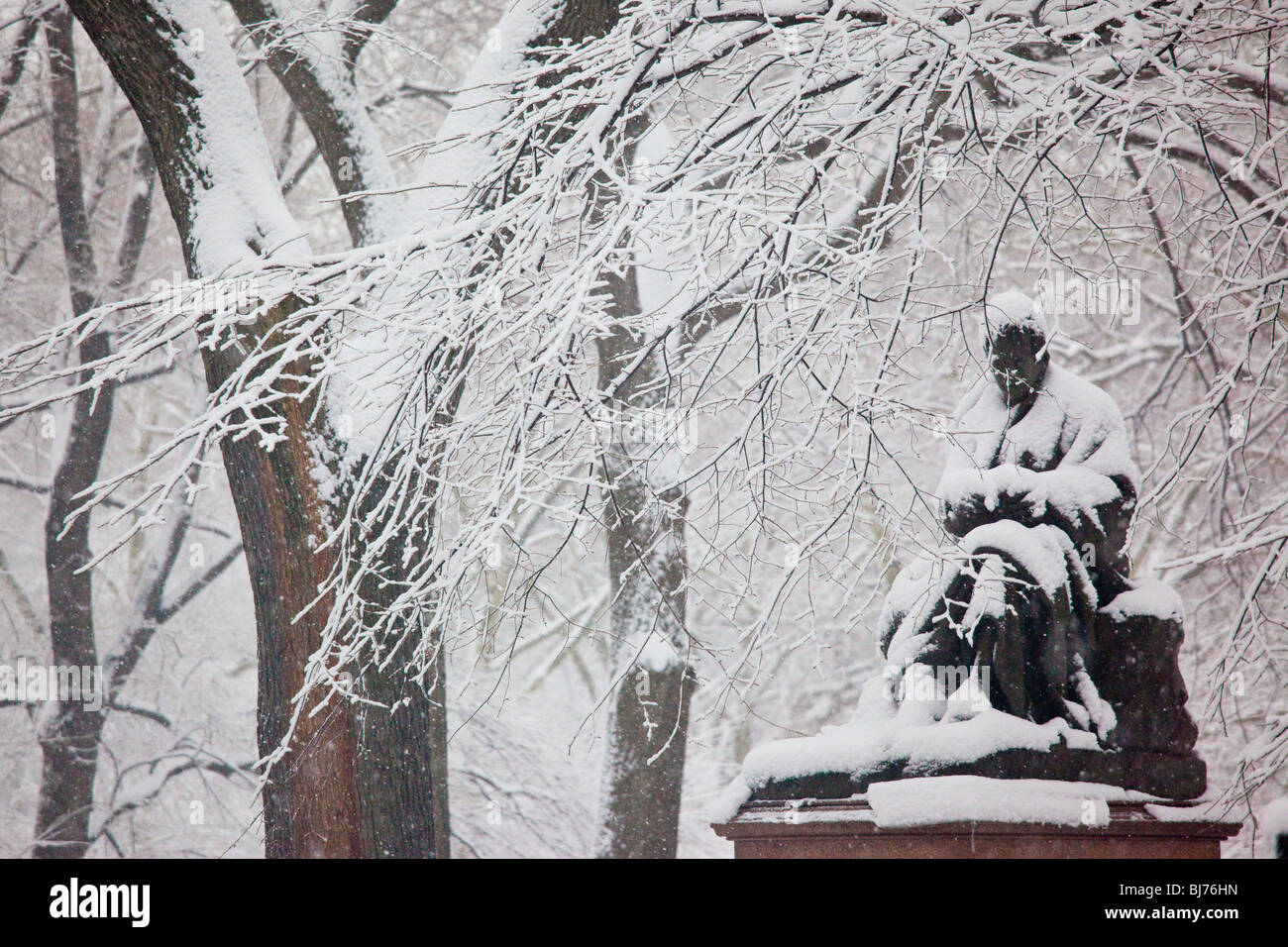 Statua di Walter Scott sulla Passeggiata letteraria nel Central Park di New York City Foto Stock