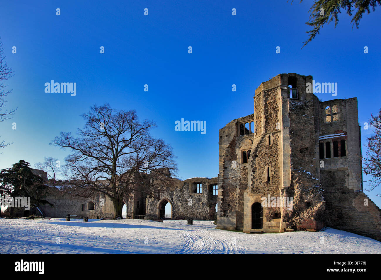 Neve invernale Newark le rovine del castello di fiume Trento Nottinghamshire East Midlands England Foto Stock