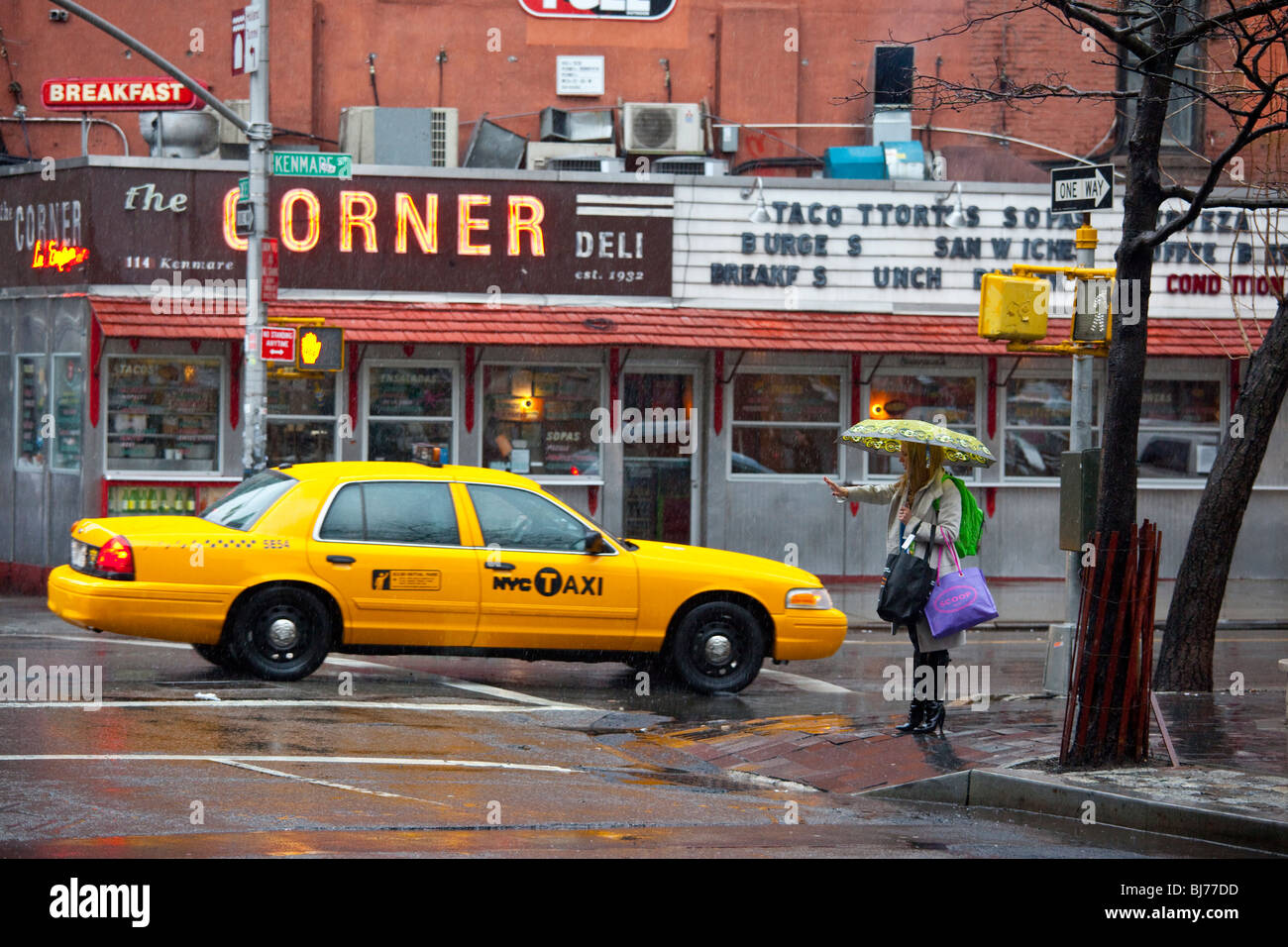 Donna salutando un taxi in Soho di New York City Foto Stock