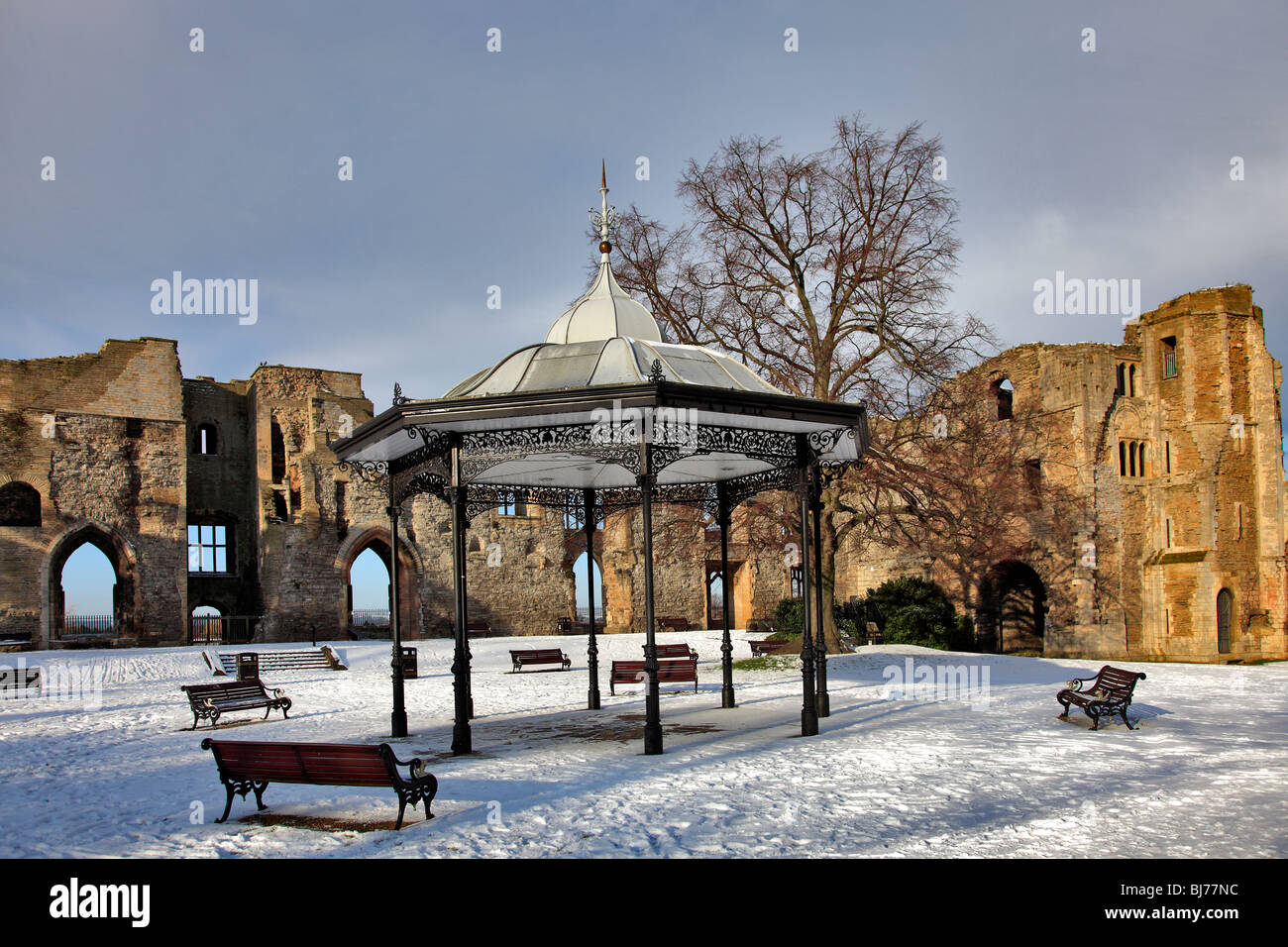 Neve invernale Bandstand Newark le rovine del castello di fiume Trento Nottinghamshire East Midlands England Foto Stock