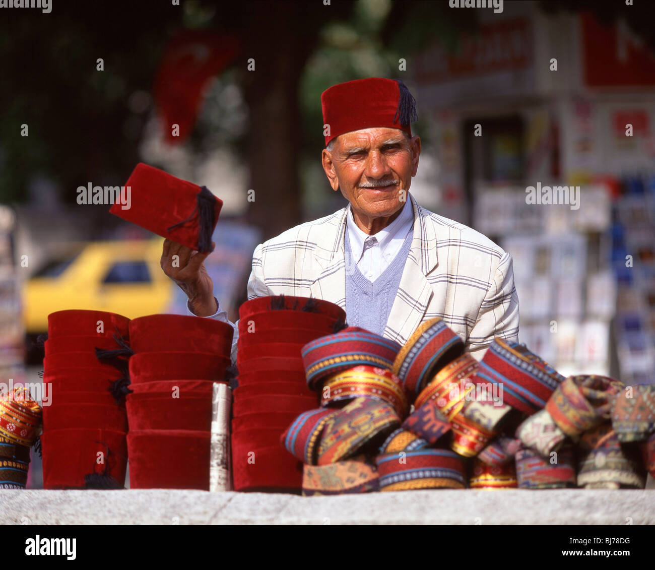 L'uomo vendita di cappelli, Piazza Taksim Taksim District, Istanbul, Provincia di Istanbul, Repubblica di Turchia Foto Stock