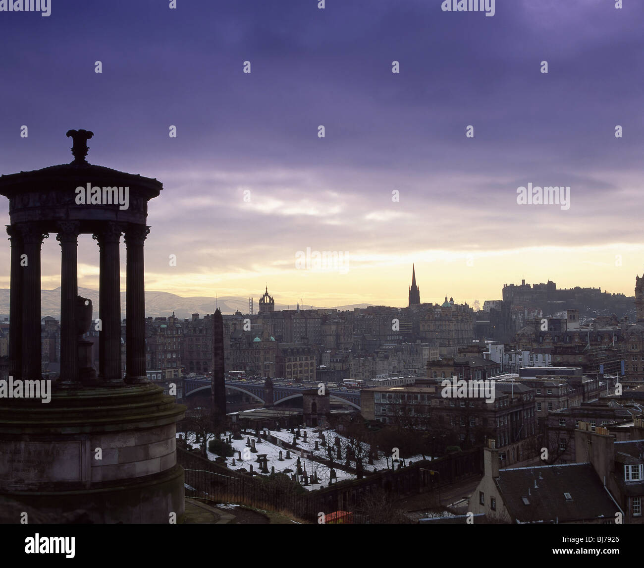 Vista sulla città da Carlton Hill in inverno, Edimburgo, Scozia, Regno Unito Foto Stock