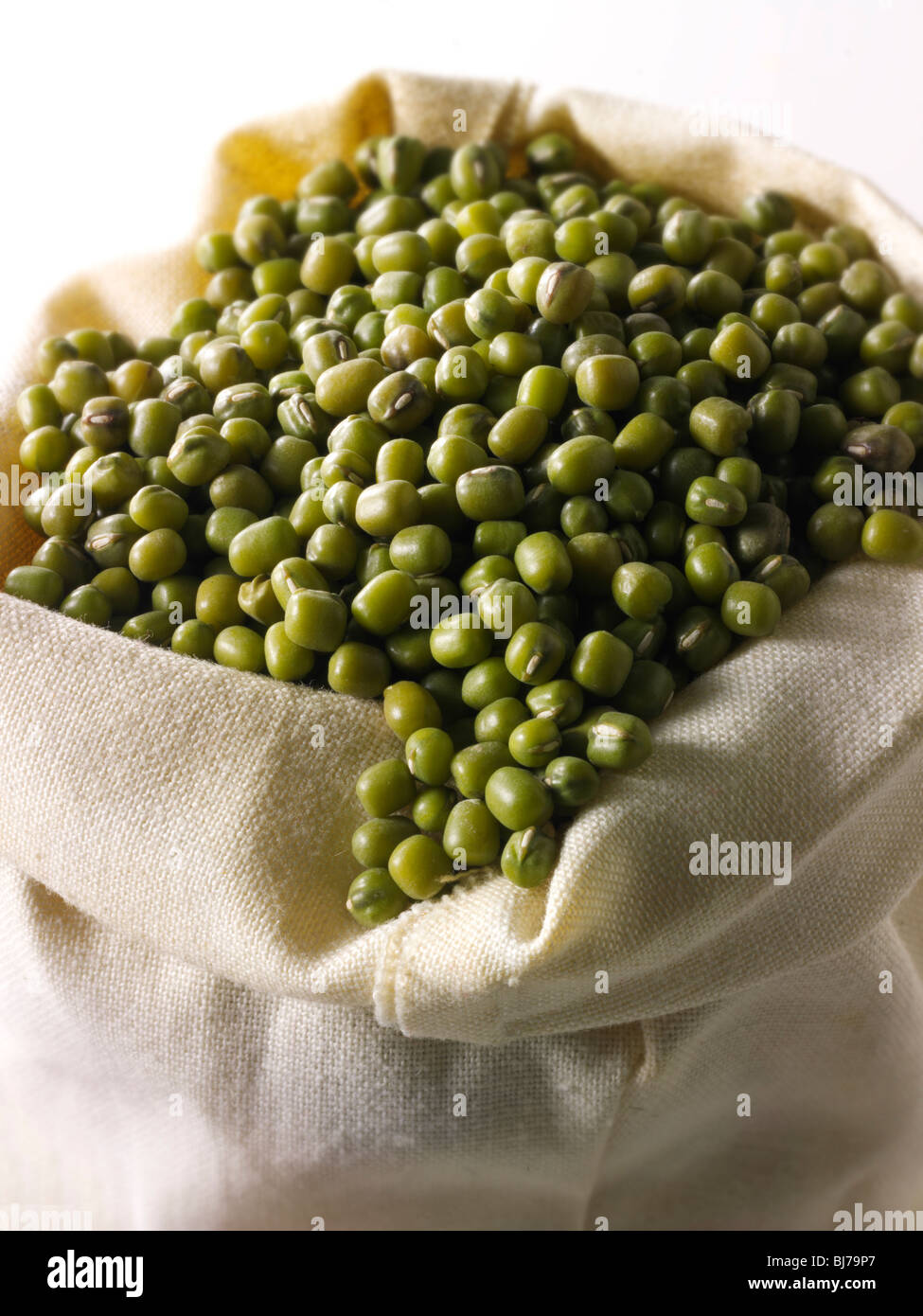 Fagioli interi, o grammo verde, maash, moong - primo piano pieno in una borsa di tela (Vigna radiata) Foto Stock