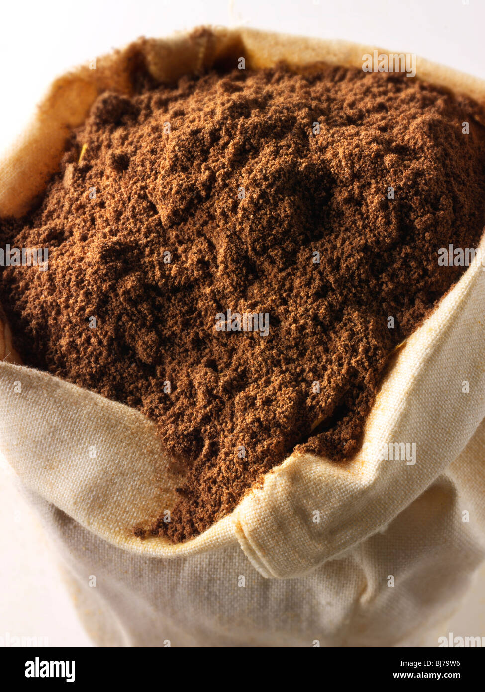 Massa Alspice in polvere in un sacco di spezie in borsa Foto Stock