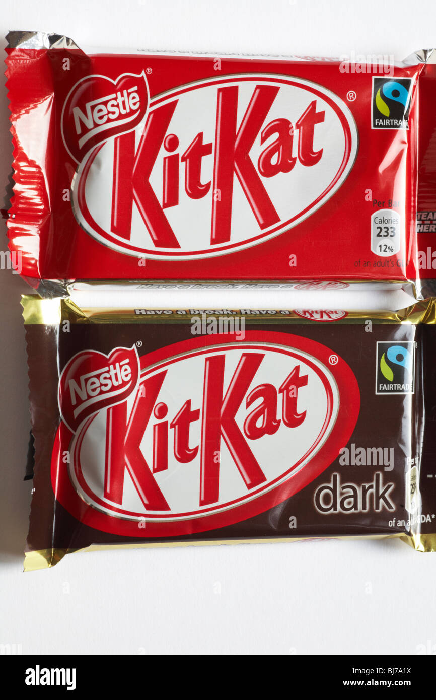 Due KitKat barrette di cioccolato - un latte, uno scuro - KitKat Kit-Kat Kit Kat chocolate bar - fairtrade simbolo logo del commercio equo e solidale Foto Stock
