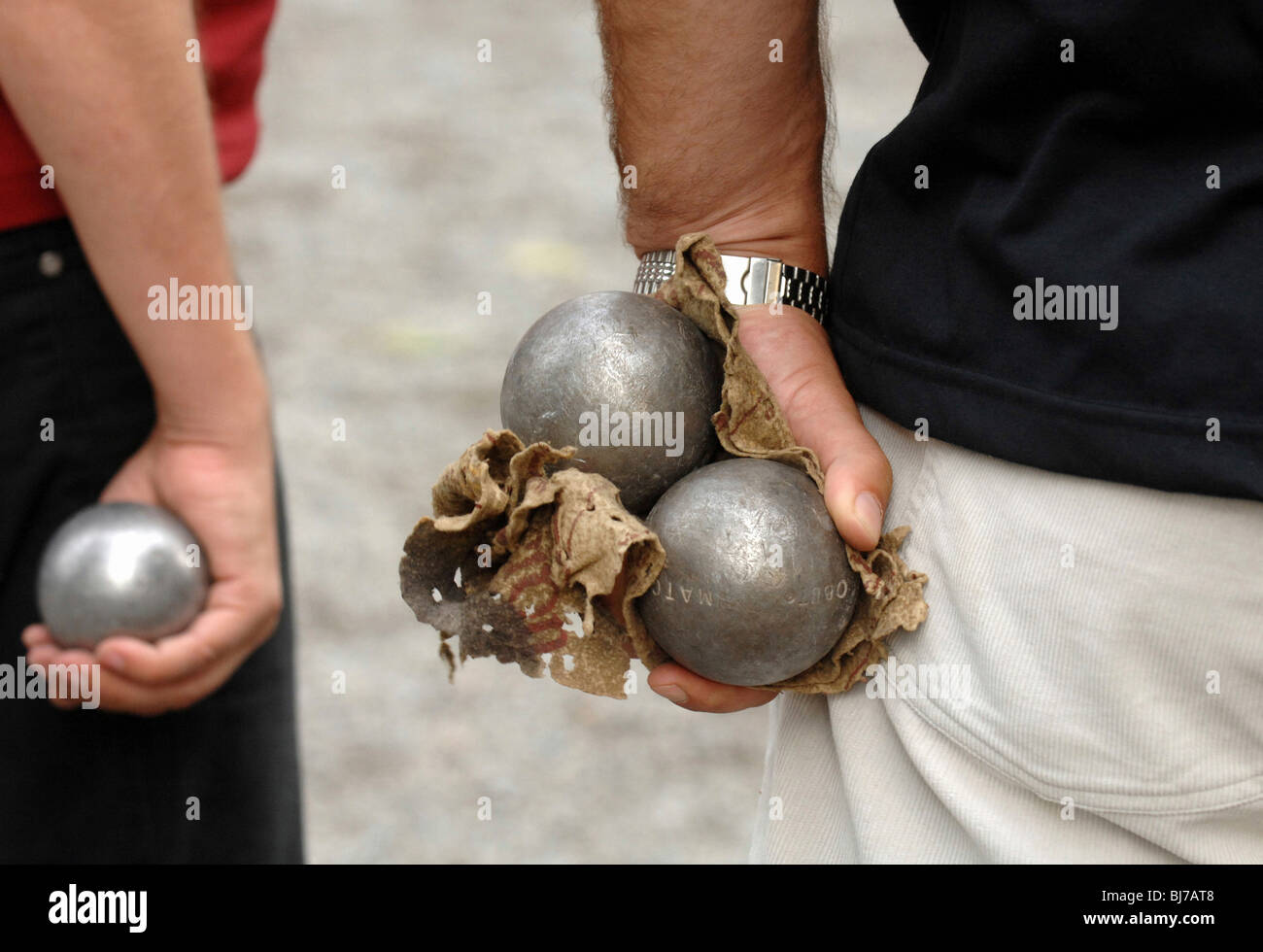 I giocatori di bocce holding sfere metalliche Foto Stock