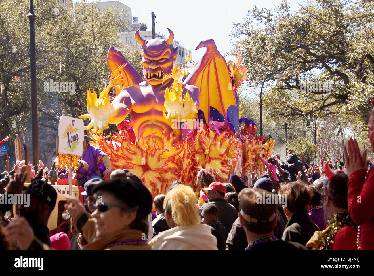 Hades galleggiante in basso rotolamento St. Charles Ave su Mardi Gras giorno. Rex parade, New Orleans, LA, Stati Uniti d'America. Foto Stock