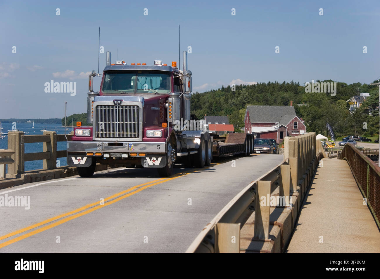 Un carrello che attraversa la singolare, storico e granito strette Cribwork ponte su Bailey Island, Maine Foto Stock