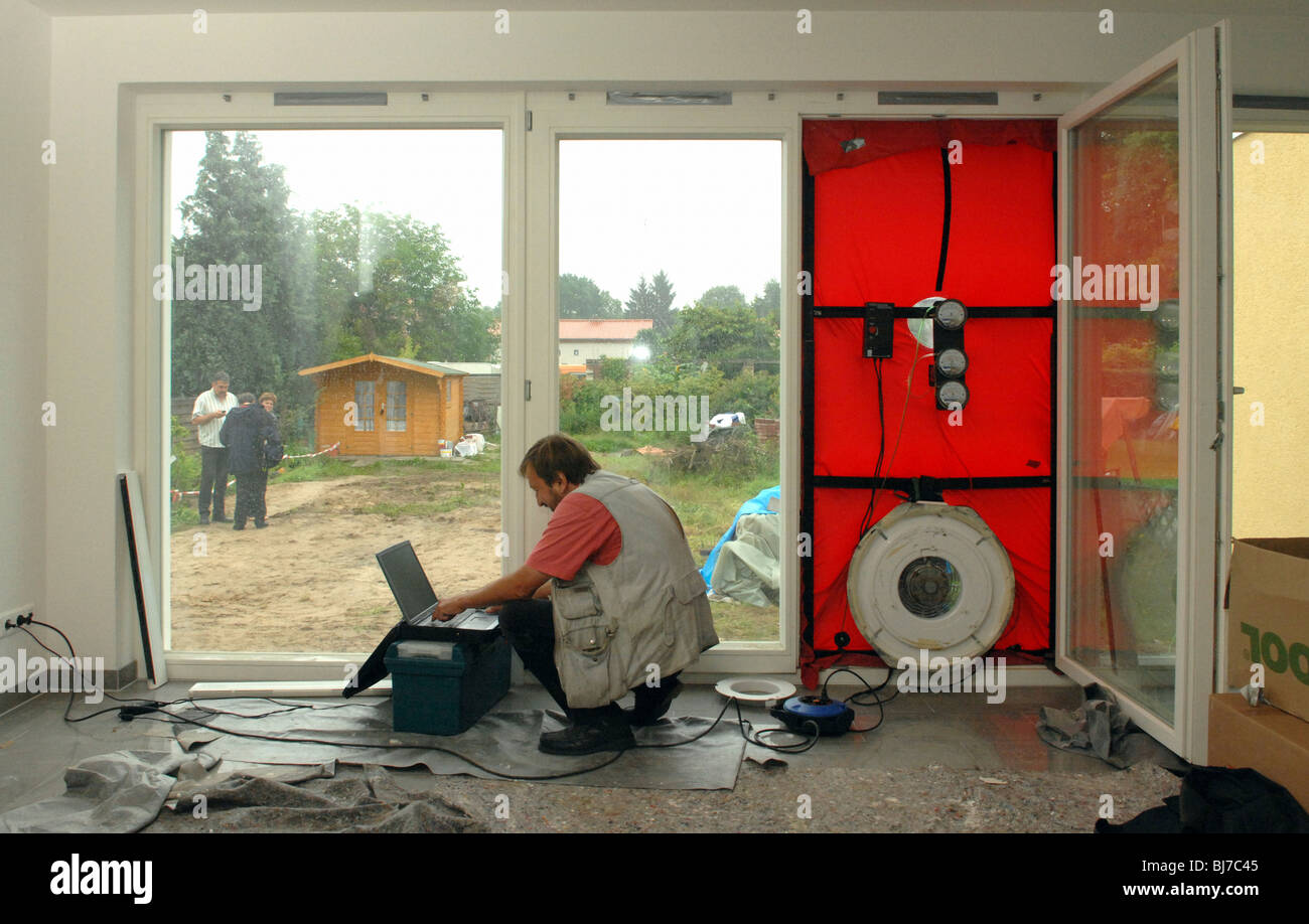 Il ventilatore prova porta in una casa passiva, Berlino, Germania Foto Stock