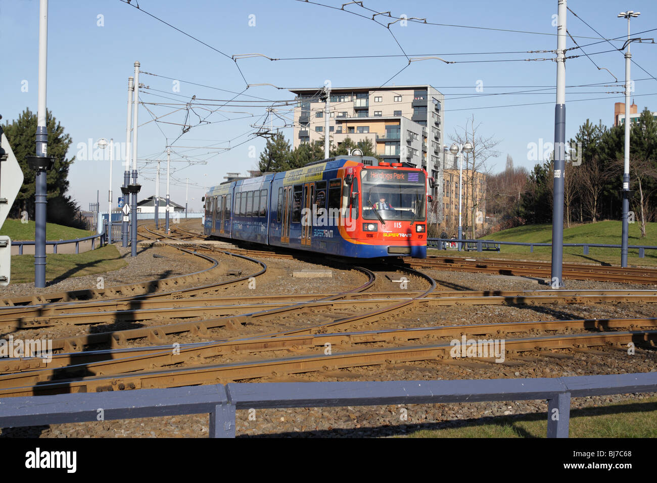 Sheffield tram sulla rotatoria del Park Square, incrocio con il centro di Sheffield, Inghilterra, rete ferroviaria di trasporto pubblico del Regno Unito Foto Stock