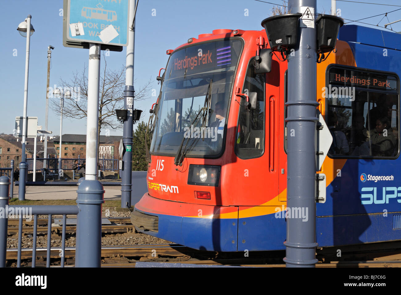 Sheffield tram in fondo alla strada commerciale, sulla rotonda del centro della città di Park Square. Trasporto pubblico Inghilterra Regno Unito Foto Stock