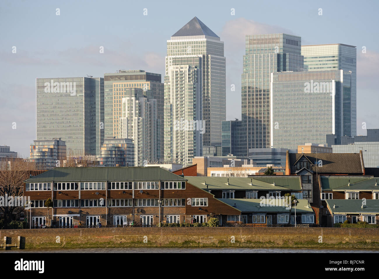 Canary Wharf, l'altro distretto finanziario e degli affari di Londra, Inghilterra, Regno Unito, Europa in una luce calda, fine su un pomeriggio invernale Foto Stock