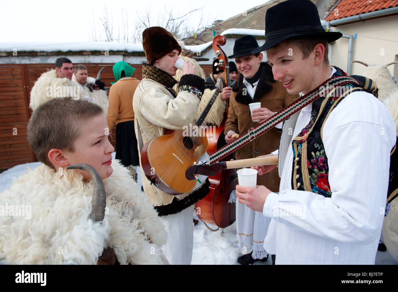 I musicisti folk sulla casa Monady visite della molla Busojaras festival 2010 Mohacs Ungheria - Stock foto Foto Stock