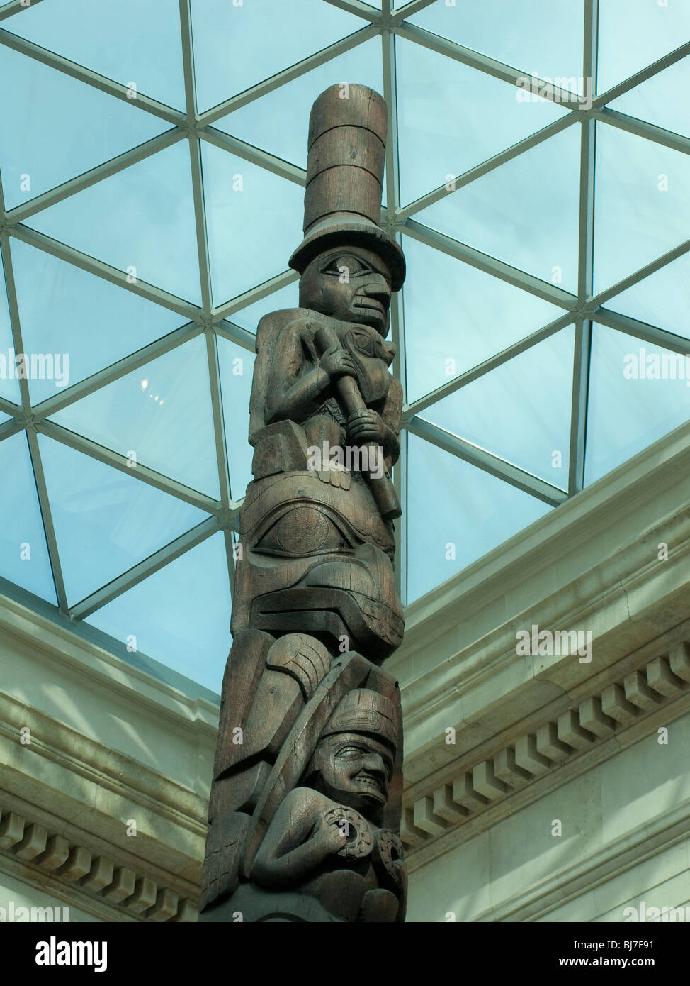 Frontale della casa del totem pole nel British Museum a Londra, Inghilterra Foto Stock