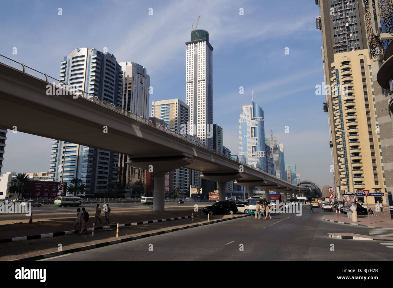 Metro di Dubai in Sheikh Zayed Road, Dubai Emirati Arabi Uniti Foto Stock