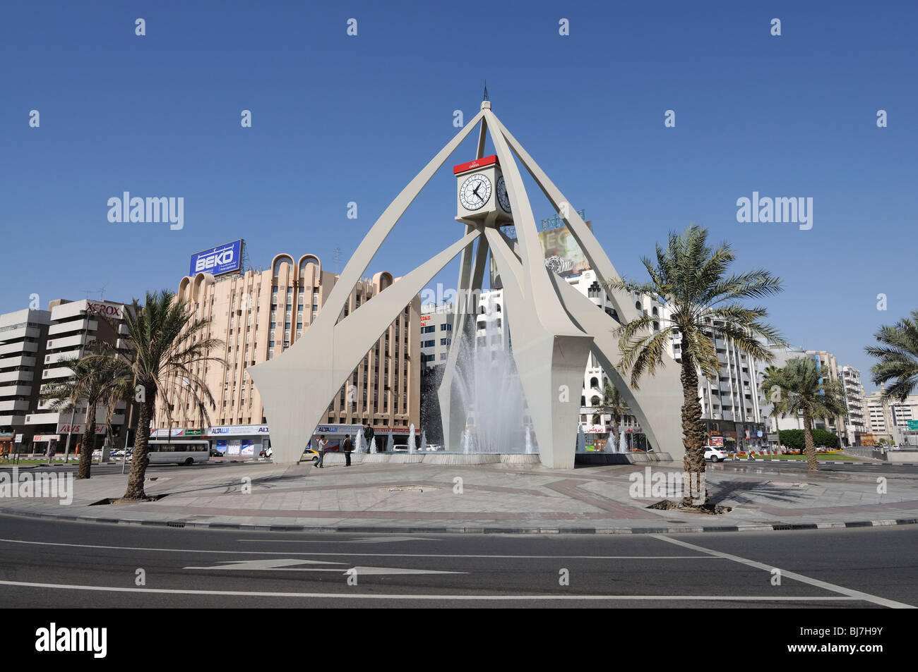 Orologio da torre rotonda in Dubai Emirati Arabi Uniti Foto Stock