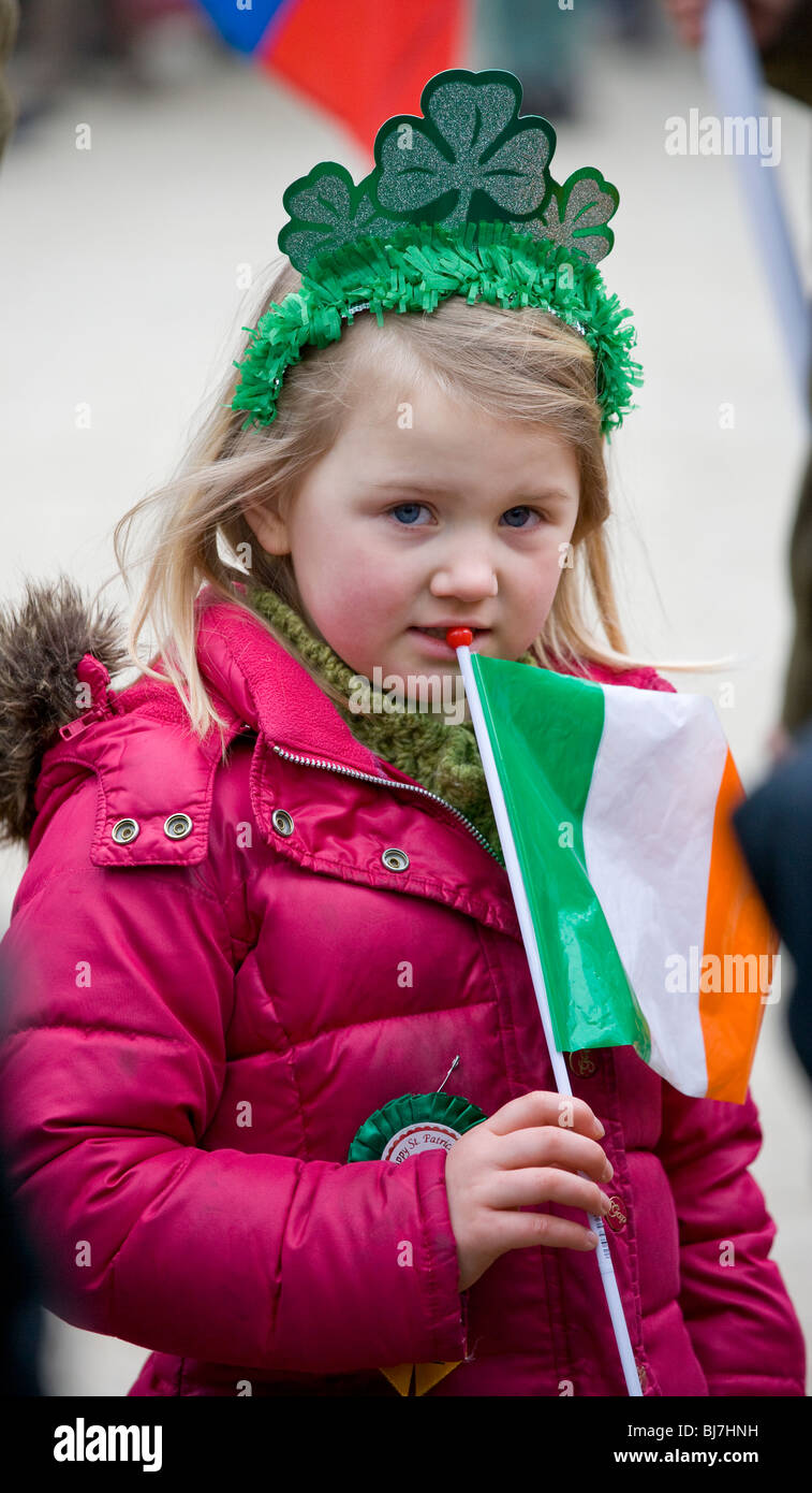 St. patricks giorno Irlanda Irish green indossando celebrazione parade paddy paddys giorno patrick shamrock bianco arancione oro ragazza Foto Stock