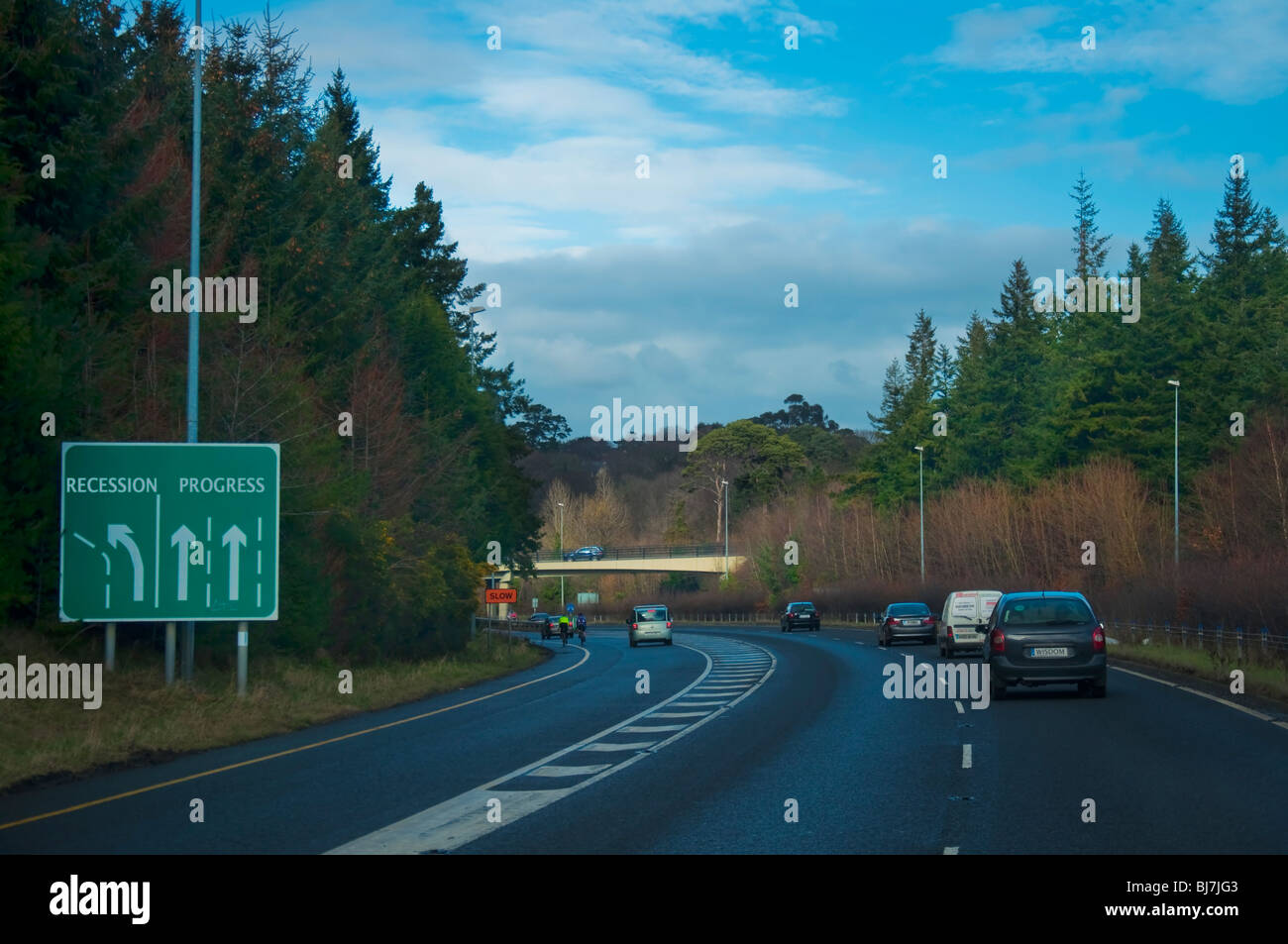 Autostrada e indicazioni per uscire da essa. Indicazioni sul segno "progressi" e ' recessione". Foto Stock