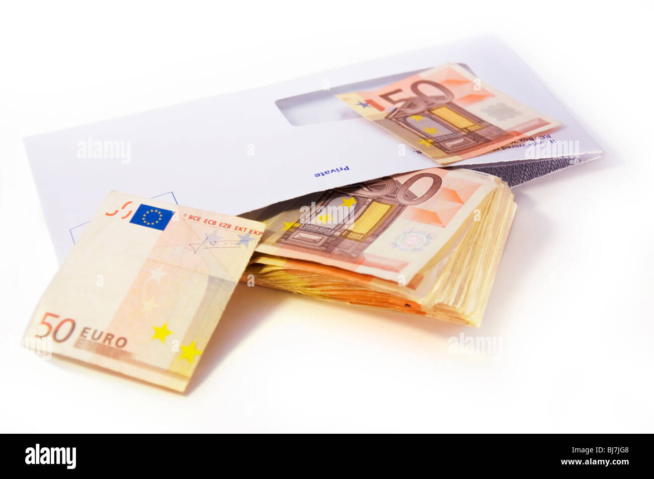 Pila di 50 euro in busta bianca e lacerate banconota su un top. Isolato con ombre. La messa a fuoco a 'Privato' mondo Foto Stock