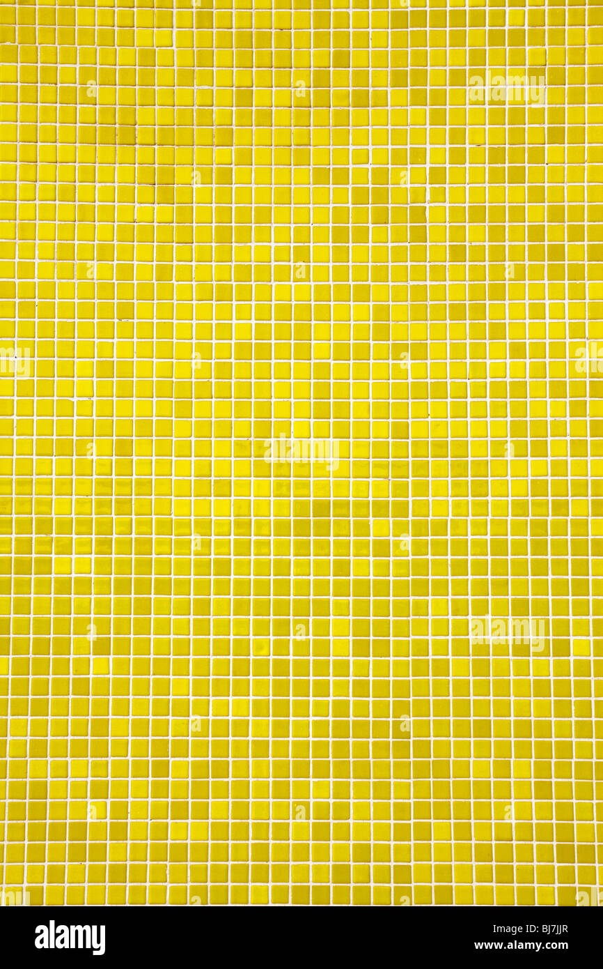 Il giallo di piastrelle a mosaico su una parete Foto Stock