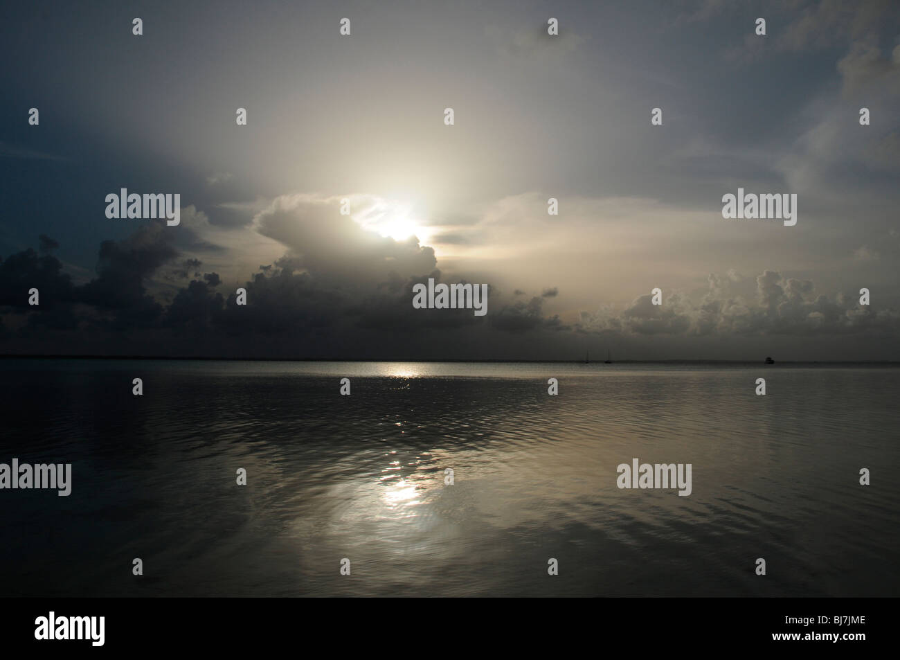 Milky e come specchio di mare grigio e le nuvole nel tardo pomeriggio sulla spiaggia di Tilloo Cay, Mare di Abaco, Bahamas Foto Stock