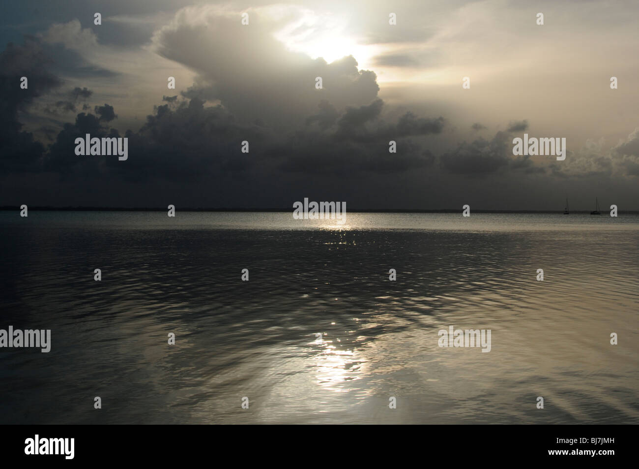Milky e come specchio di mare grigio e le nuvole nel tardo pomeriggio sulla spiaggia di Tilloo Cay, Mare di Abaco, Bahamas Foto Stock