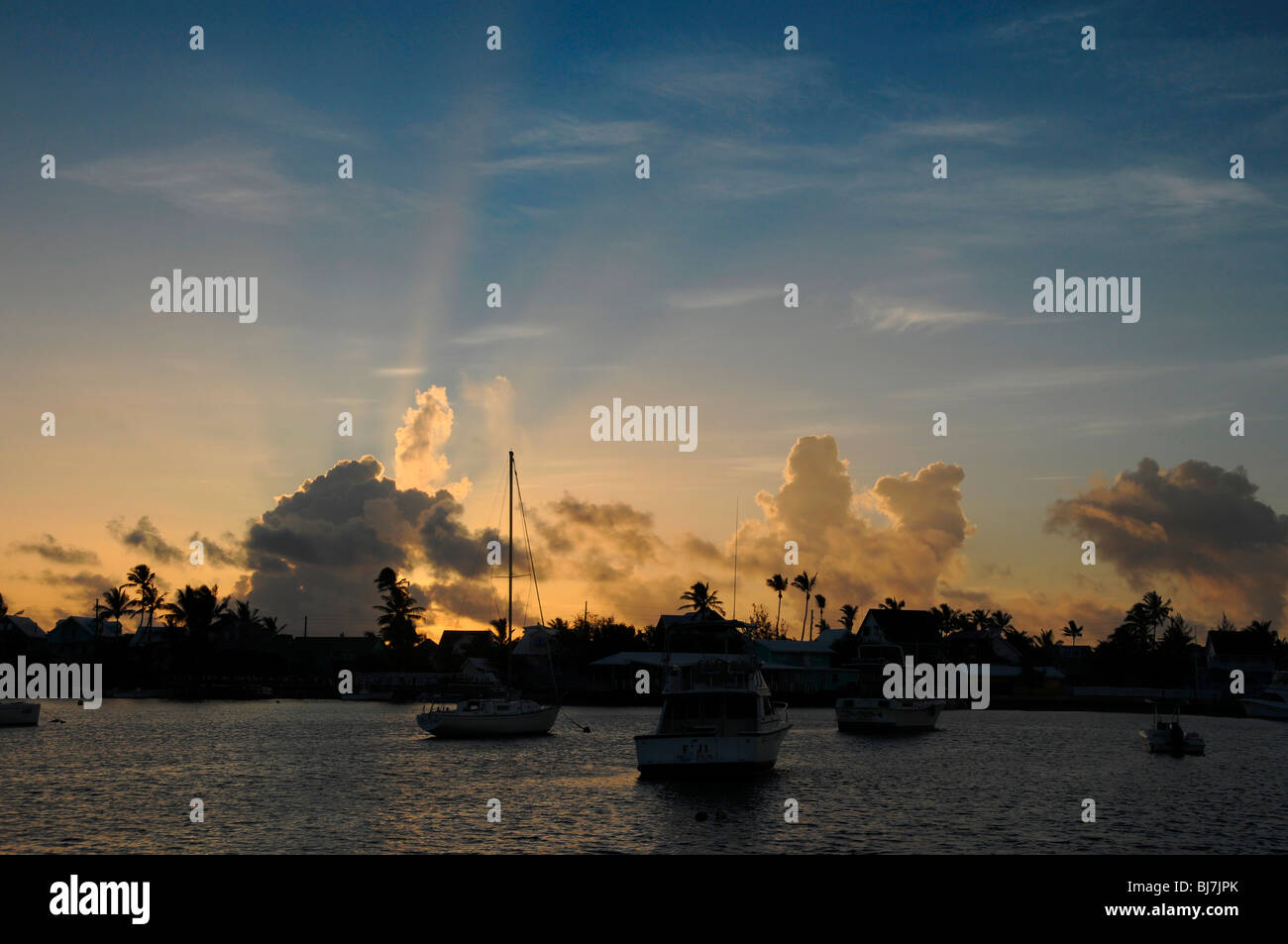 Alba da uno yacht ormeggiati nella speranza porto cittadino, gomito Cay, Abacos, Bahamas Foto Stock