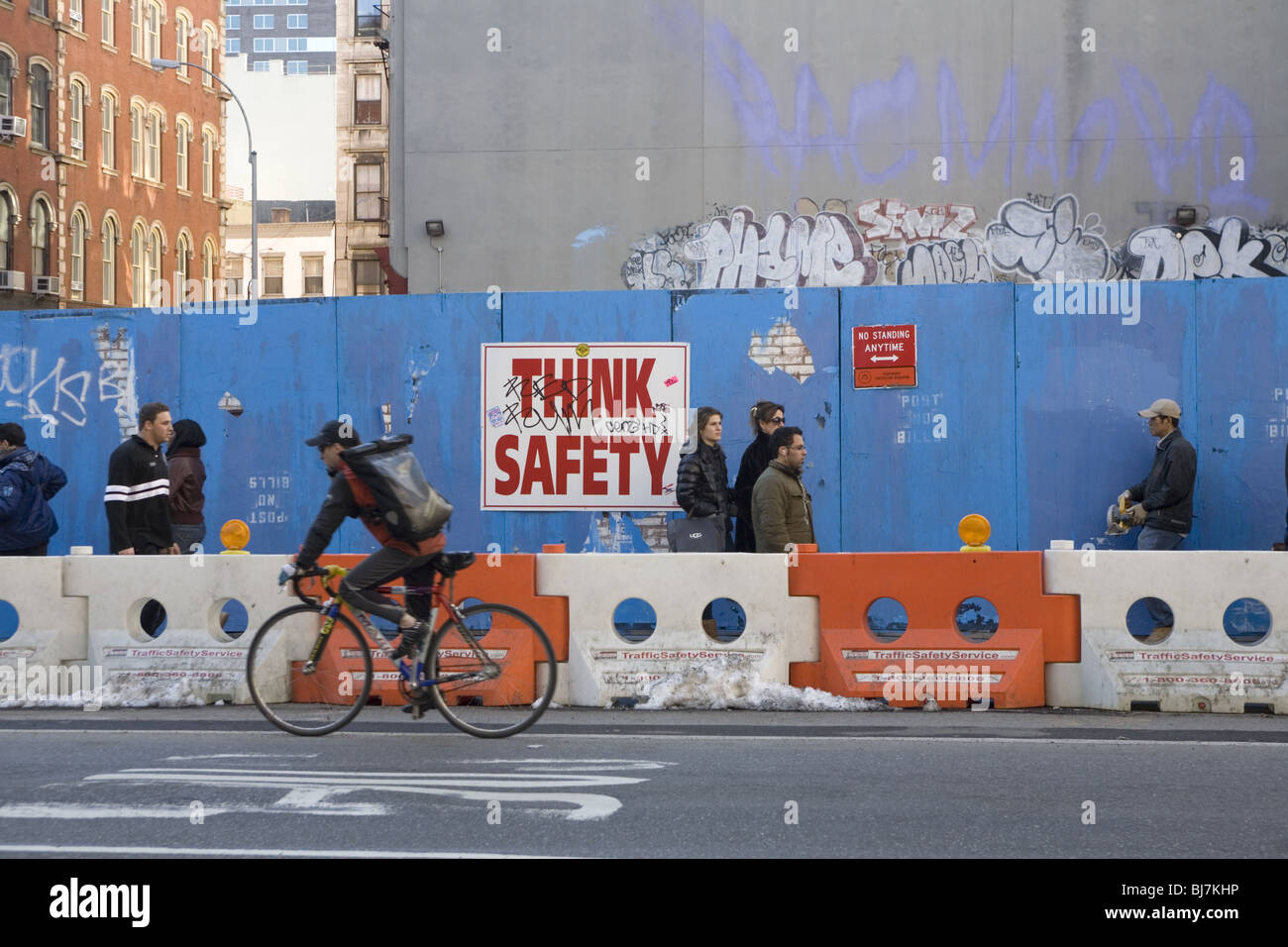 Pedoni in Lower Manhattan di mettere con quello che sembra interminabile di progetti di costruzione. Broadway. Foto Stock