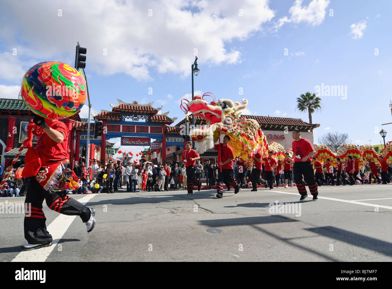 Anno Nuovo Cinese parade di Chinatown di Los Angeles, California. Con draghi e Lion ballerini. Foto Stock