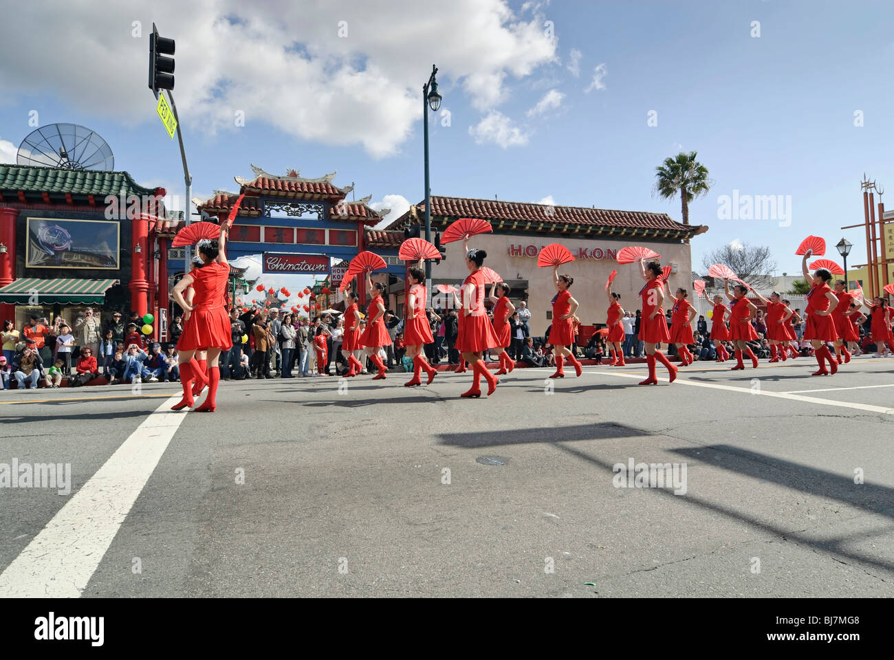 Anno Nuovo Cinese parade di Chinatown di Los Angeles, California. Dotate di marching band, galleggianti e ballerini. Foto Stock