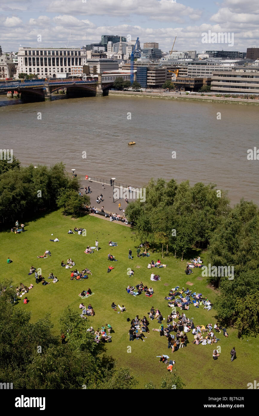 Panoramica del parco, erba verde e il fiume Tamigi, Londra, Regno Unito, Inghilterra, l'Europa, dal fiume Tamigi Embankment Foto Stock